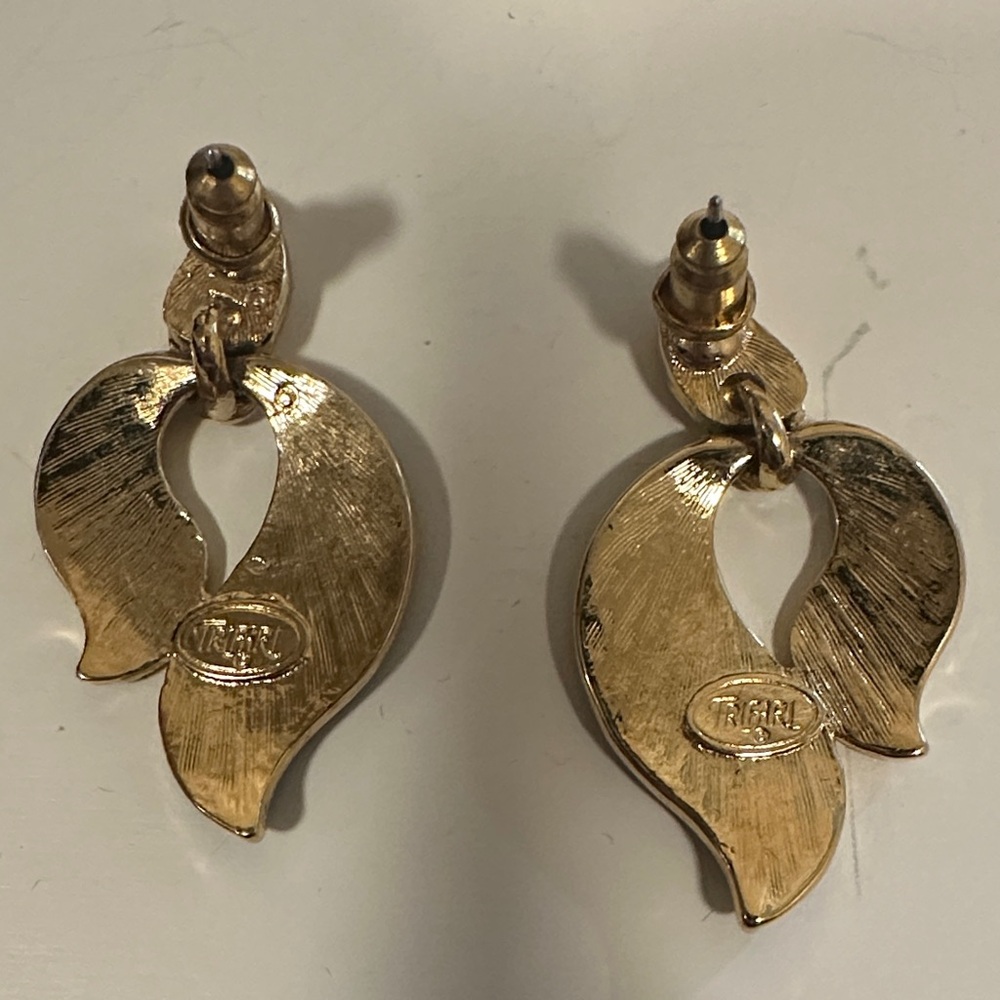 Elegant Black and Gold Wave Drop Earrings - Women Jewelry - Picture 5 of 5
